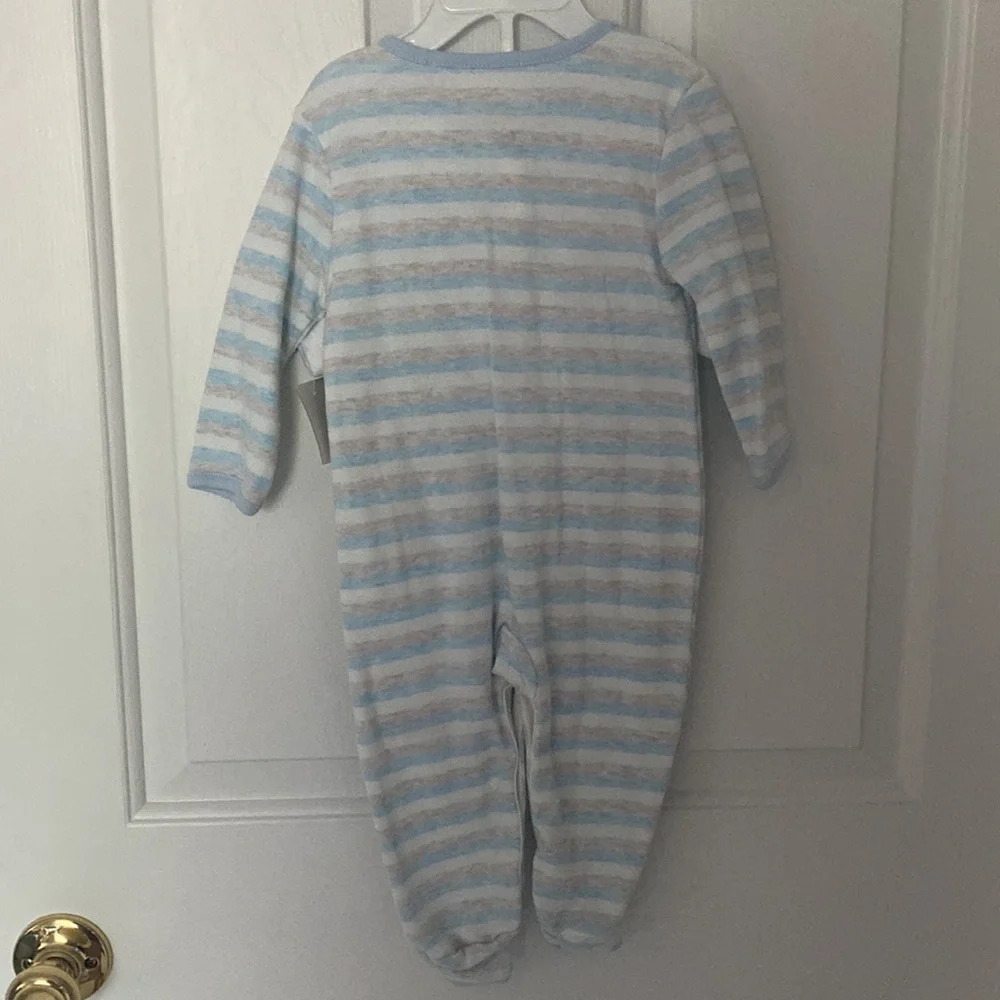 NWT 3 Piece Sleeper, Onesie and Bib size 6-9 Month